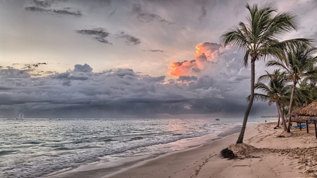 Ein Strand den ein Reisender wahrschienlich gerne besuchen würde.