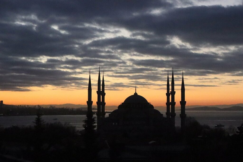Eine Foto einer Moschee, geschossen während die Sonne unter oder aufgeht - hoffentlich an einem Freitag.