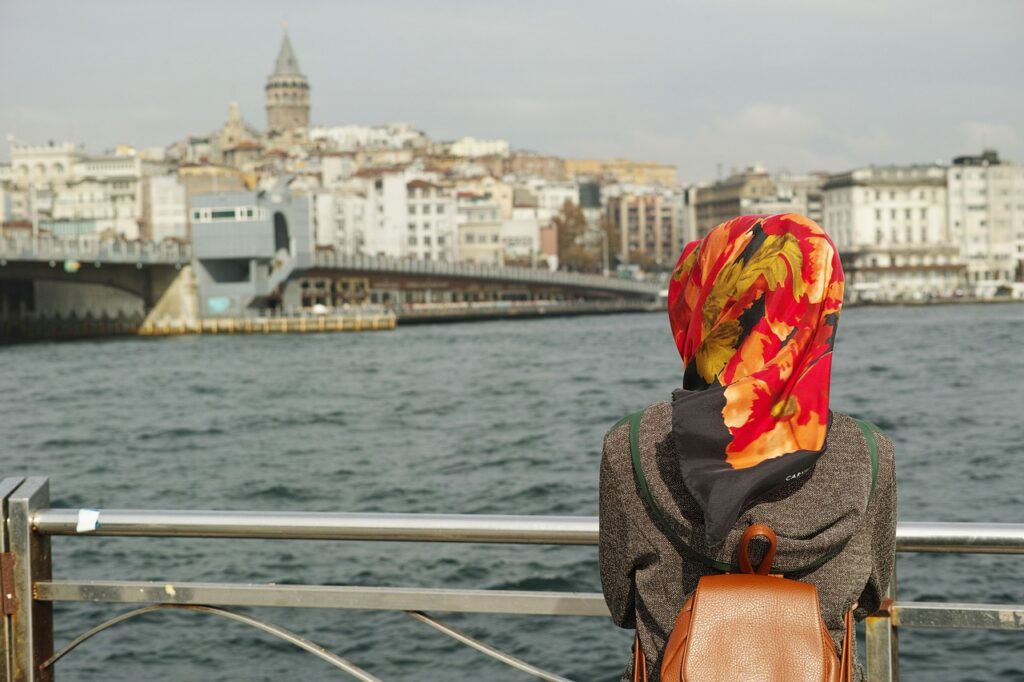 Eine Muslima mit einem beruhigendem Gewässer im Hintergrund.